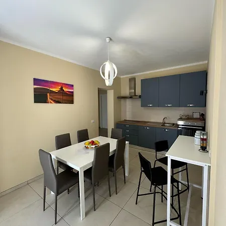 Tuscany Hills - Free Covered Parking Wifi Air Conditioning Holiday home *